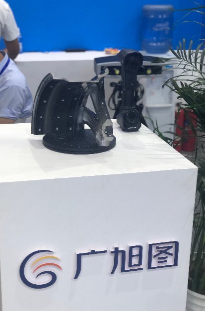 与前来参展的采购商