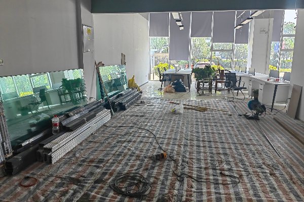走进宽广敞亮的办公室