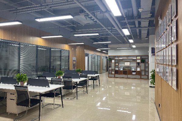 一排排办公桌整齐而典雅!